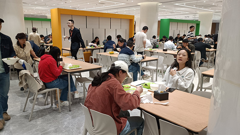 本地街道综合便民智慧食堂，覆盖上班族、老人、灵活就业全人群就餐