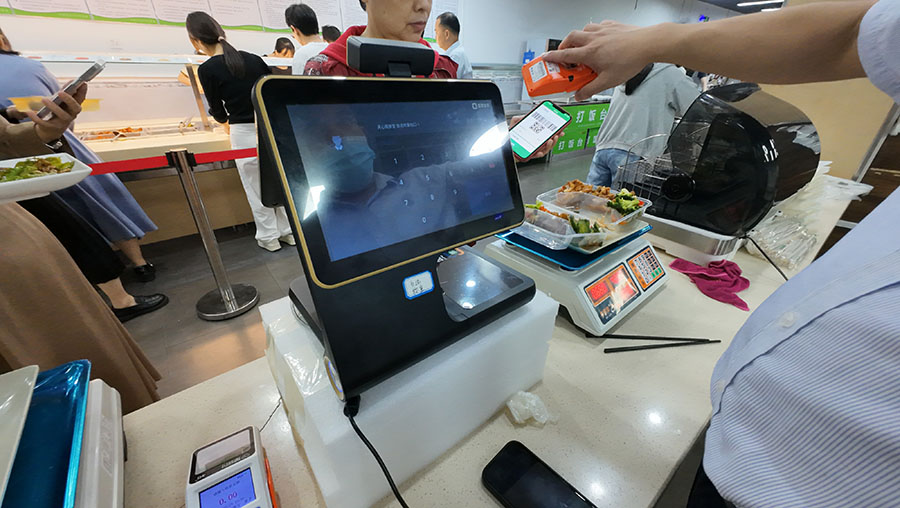 人力排班数字化落地食堂后勤，动态调配班组解决忙闲不均管理难题